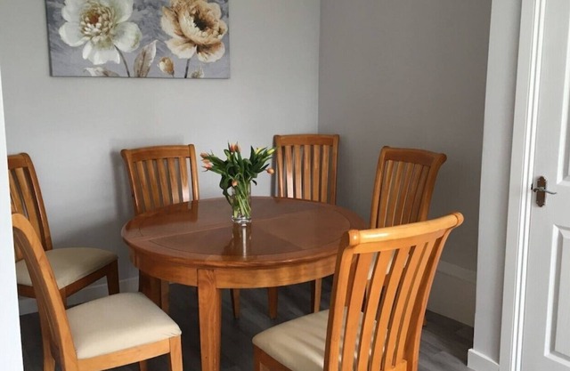 Central Lanark 3 bedroom self catering Upper Floor apartment.