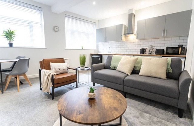 Central Locatio*Long Stay Discounts*Wyvern Theatre