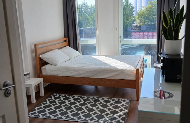 Central location. 5mins from Finsbury Park Station. Park views.
