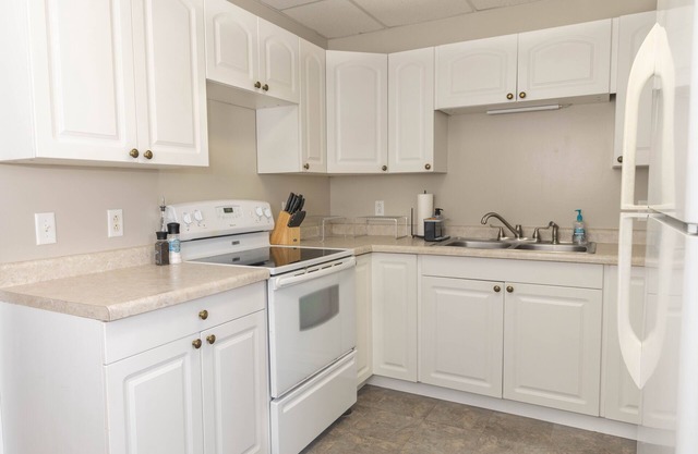 Central Location! Cozy 4BR + Backyard | Smart TV