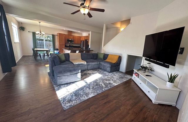 Central Location - Tesla Charger - Hot tub!