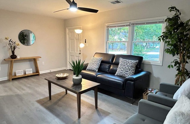 Central Location - WiFi - Fenced Backyard