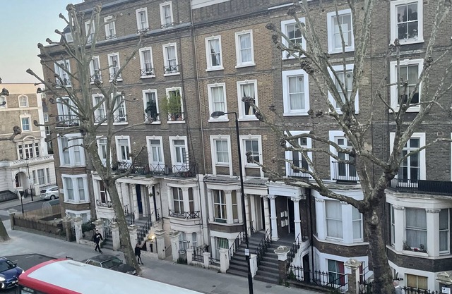 Central London-2 mins from train station
