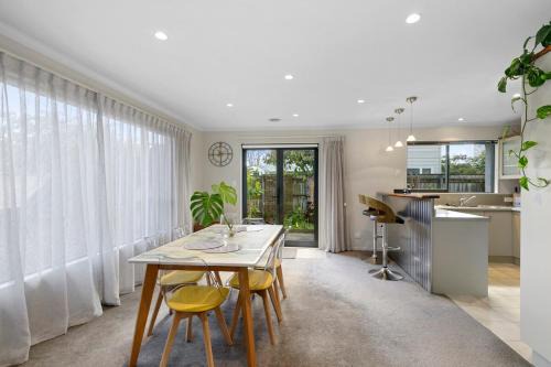 Central Lower Hutt Gem - Steps to Queensgate & Station