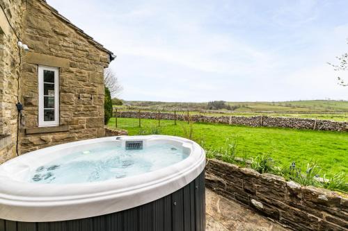 Central Malham Wellbeing Escape, 5-bed house with yoga studio