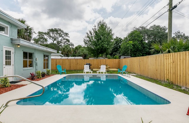 Central Melbourne 5Bed/3Bath Pool Home-Sleeps 14