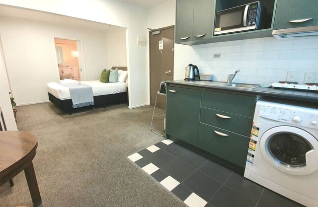 Central & Minimal 1BR | Wifi & Netflix
