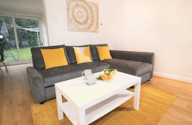 Central MK Contractors house, Free parking, GARDEN