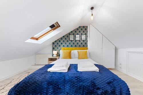 Central & Modern 1 Bed Apartment - 3min to Train Station & Sleeps 4 - The Holloway Suite