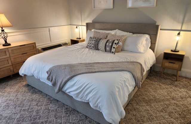 Central modern condo studio - ~5min drive from Weirs Beach & NH Bank Pavilion.