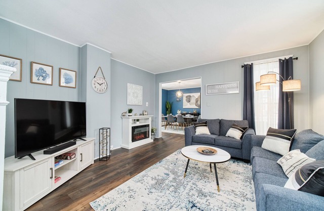 Central & Peaceful 3-bed home with a fireplace