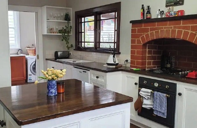 Central Period style home- close to Sovereign Hill