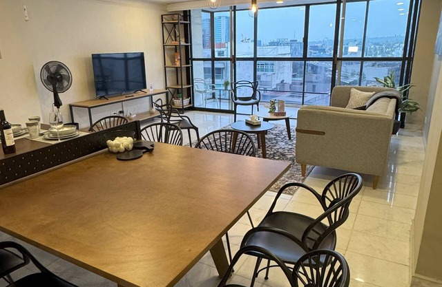 6-BR Posh Polanco pad: Desks in every room!