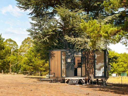 Central Ranges Retreat by Tiny Away