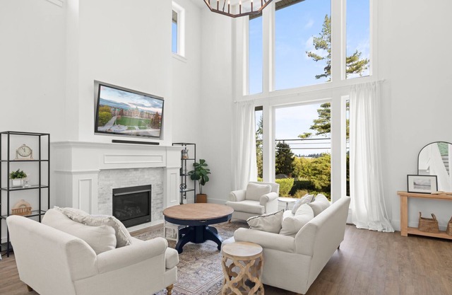 Central Saanich, Modern Spacious Home! Hot Tub. Private.