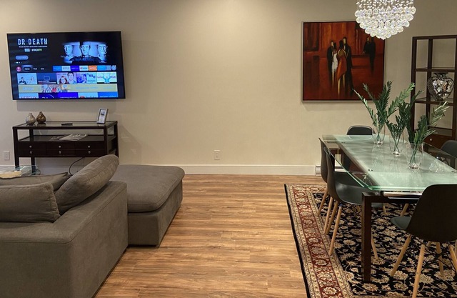 Central Saint-Laurent, Montreal Triplex - fits 8PPL