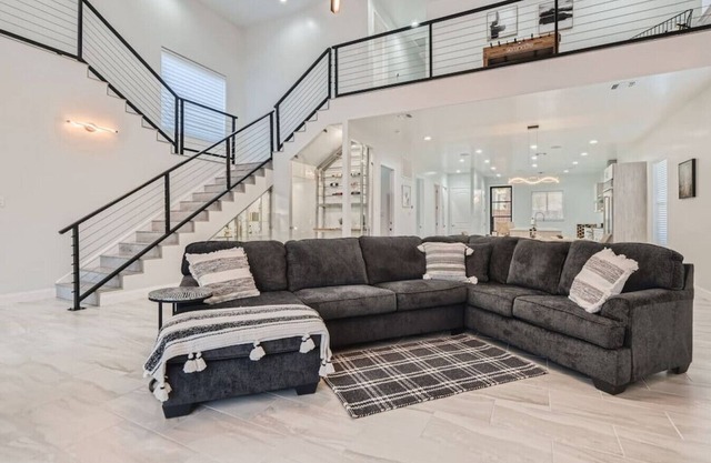 Central San Antonio High End Home Near Riverwalk + Downtown / 5BR / Pool