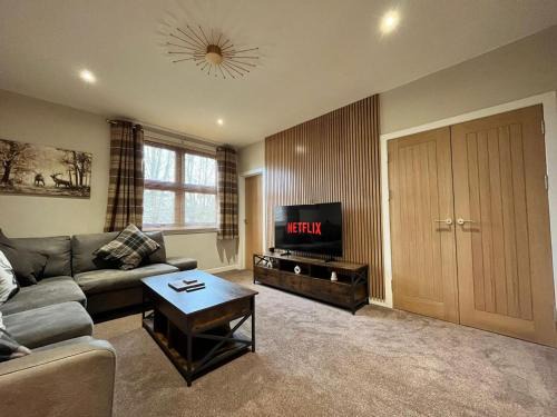 CENTRAL SERVICED APARTMENTS - 2 Double Bedrooms - Monifieth - Sleeps 4 - Modern & Unique - Smart TV & WiFi - Fully Equipped Kitchen - Spacious