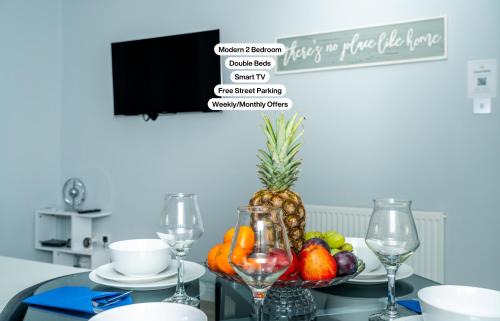 CENTRAL SERVICED APARTMENTS - 2 Bedroom - Ground Floor - Monthly & Weekly Bookings Welcome - FREE Street Parking - 2 Double Beds - WiFi - Smart TVs in Rooms - Fully Equipped - Heating 24-7 - Contractor & Short Stay Favourite