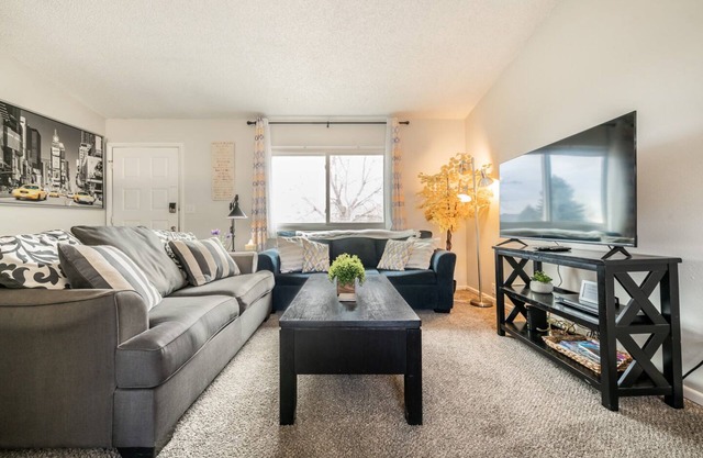 "Central Springs" Super Acogedor 4Bed / 2Bath Home ¡Excelente ubicación! Haga clic para ver más