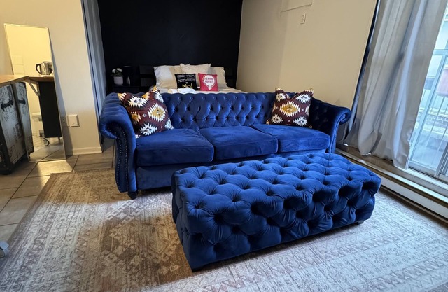 Central Studio // Near Metro // Queen Bed // Sleeps 2