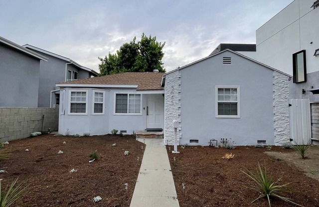 Central to NoHo, Burbank, Studio City, Pet-Friendly, 2 Parking Spaces King Bed