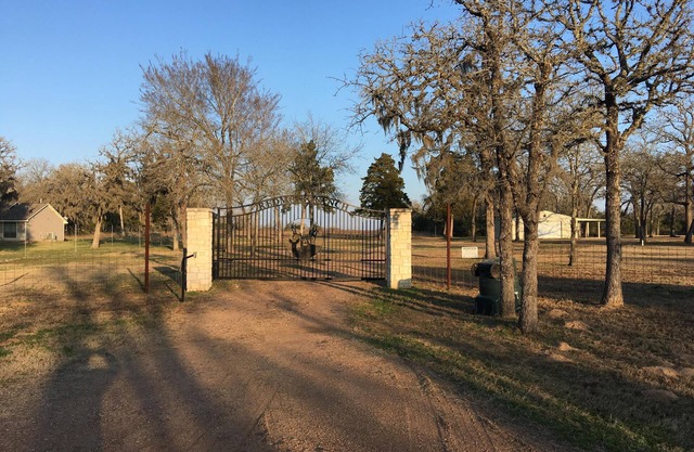 Central Texas House en 3 acres con acceso potencial a un rancho de 800 acres