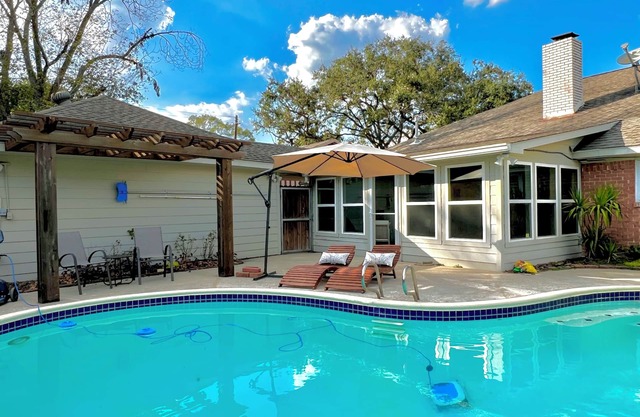 Centrally-loc. Luxury in Houston, Big Heated Pool, Sunroom, Billiards, Sleeps16