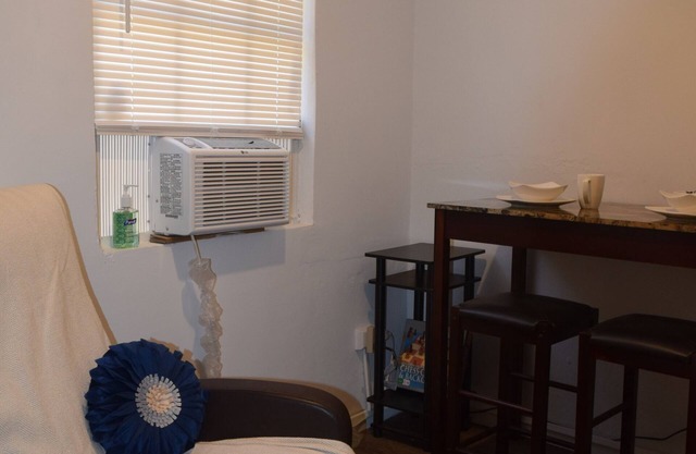 Centrally Located Cozy Studio Retreat - WIFI & A/C