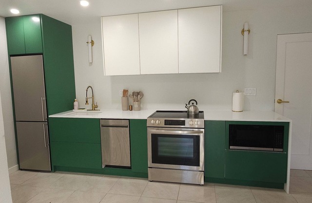 Centrally located 2-bed unit w/ washer/dryer, Wi-Fi, pool, and nearby dining.