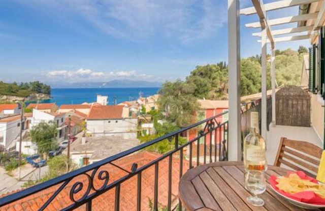 Apartamento de 2 dormitorios y 2 baños, aire acondicionado y wifi gratuitos, céntrico, vistas al mar, a poca distancia de la playa.