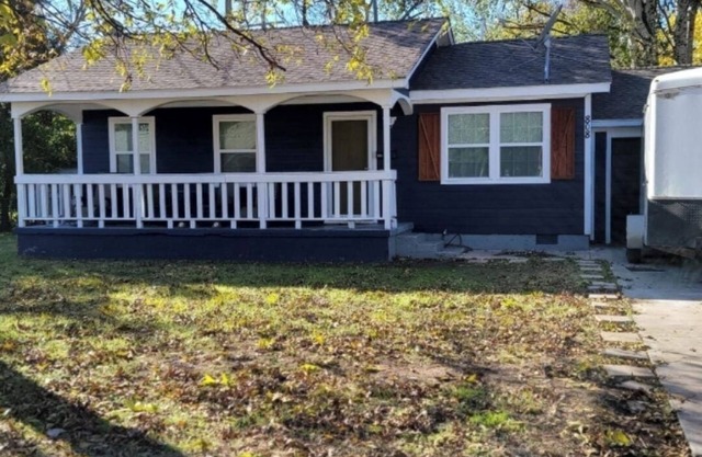Centrally Located 2-bedroom house near restaurants, shopping center & Ft Sill