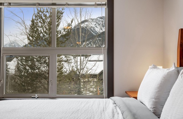 CENTRALLY Located 3-Br Home | TRUE Ski In/Out | FREE access to Pools & Hot Tubs