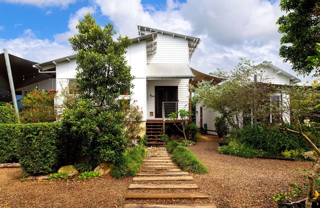 Centrally located and a nice walk to the bay