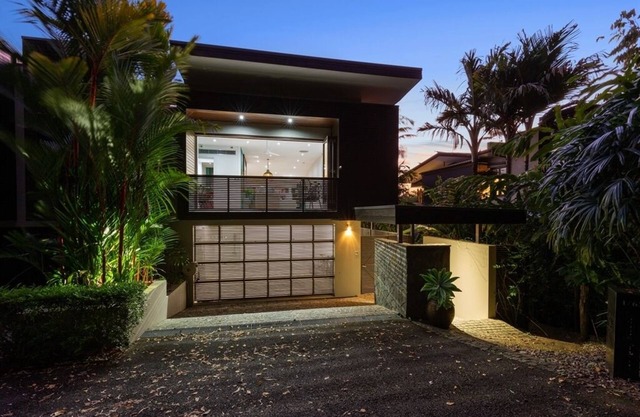 Centrally located Villa close to the main street and Four Mile Beach