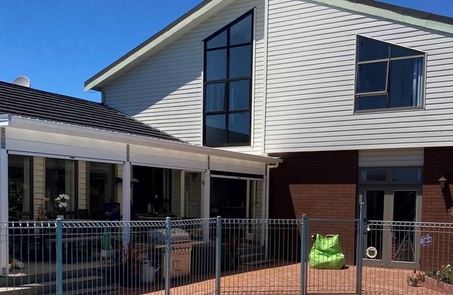 Centrally located Beautiful large 4 bed home, 2 bathrooms, large inground pool