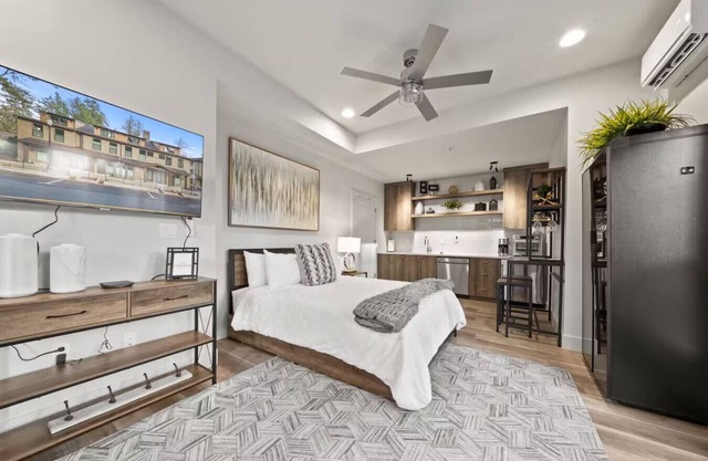 Centrally Located Dog-Friendly Lake Oswego Studio