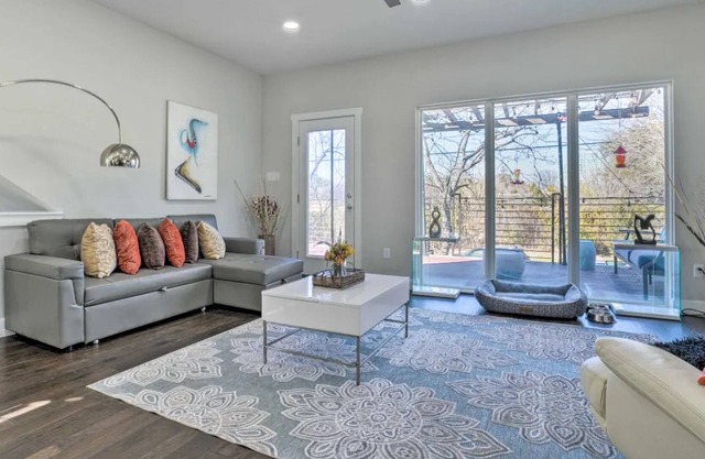 Centrally located home with a rooftop deck & outdoor kitchen - dog-friendly