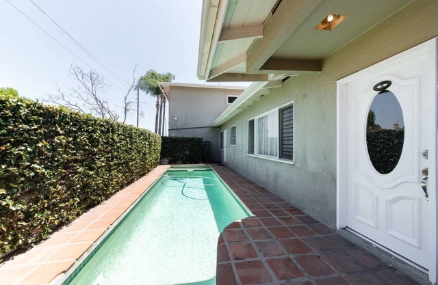 Centrally located in Long Beach, between LA and Orange County-with dipping Pool.