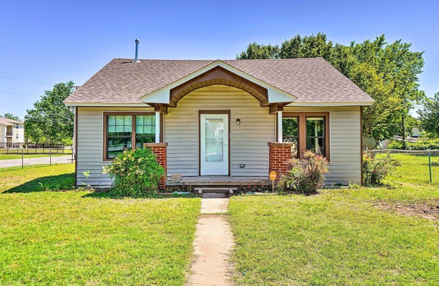 Centrally Located Lawton Home: Dogs Welcome!