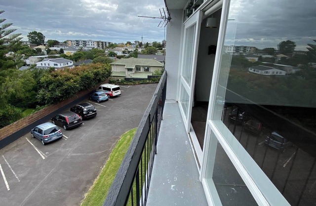 Centrally Located Light-filled Studio w/ Parking