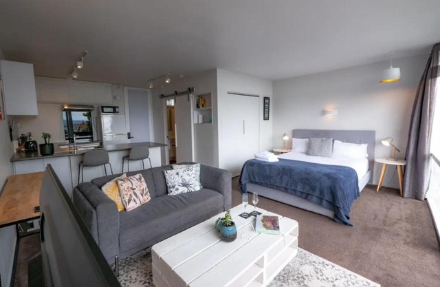 Centrally Located Light-filled Studio w Parking