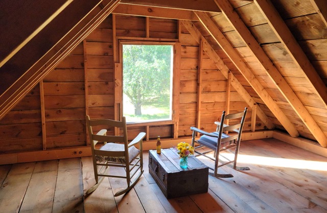 Centrally located MidCoast country farmhouse suite, just 20 minutes to Route 1!