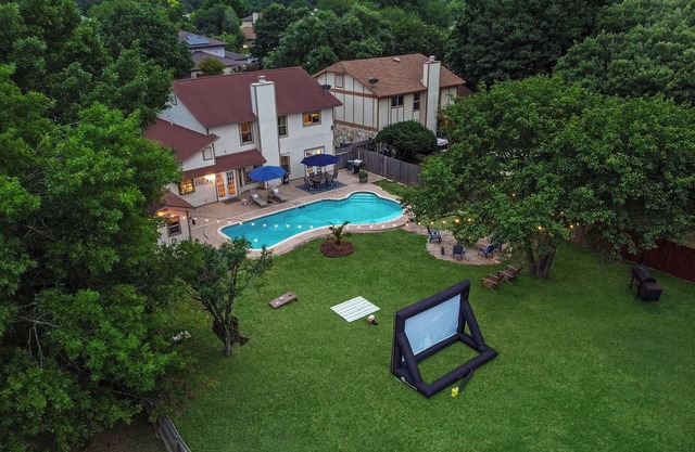 Centrally Located Oasis: Huge Backyard, Pool, Fire Pit, Game Room & Pet Friendly