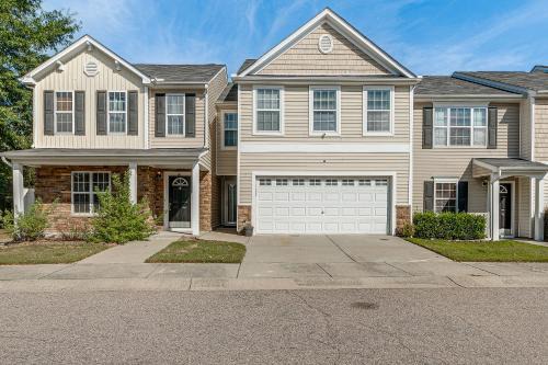 Centrally Located Raleigh Townhome with Pool Access