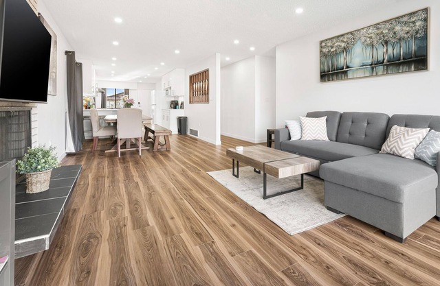 Centrally Located Spacious 6 Bedroom 2.5 Washroom Home In Vancouver