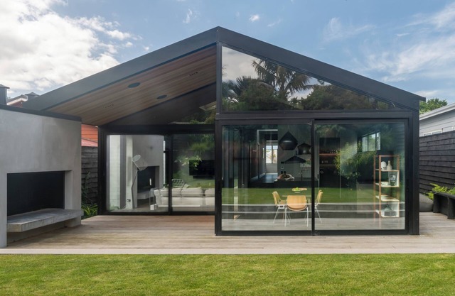 Centrally located, then The Tranquil Retreat is close to Auckland’s nightlife and waterfront. Calm and serene enjoy the outdoor surround sound music and fireplace. The ultimate inner-city getaway.