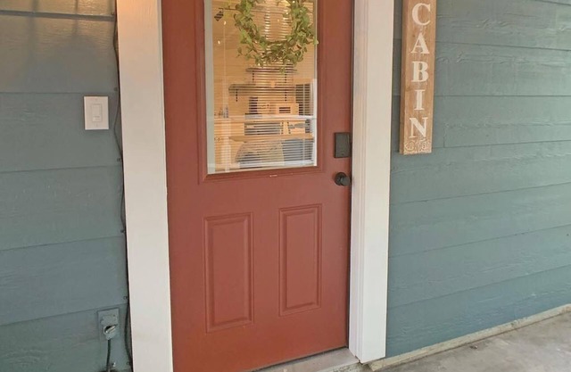 Centrally Located Urban Cabin 1Bedroom KING bed