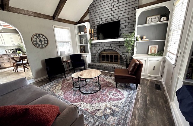 Centrally Located Update3Kingw/dedicate office+Apt