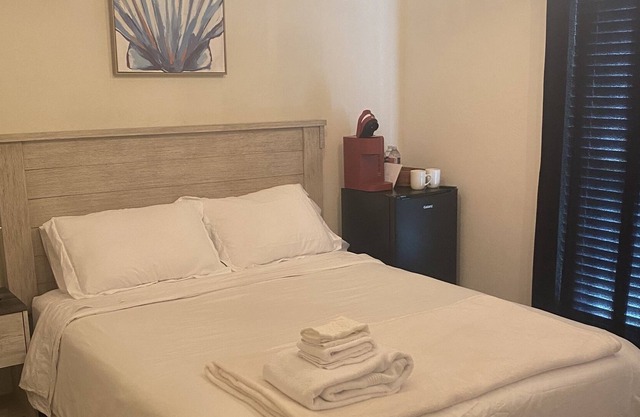 Centrally Located and 10 Minutes to Airport Single Room with private bathroom